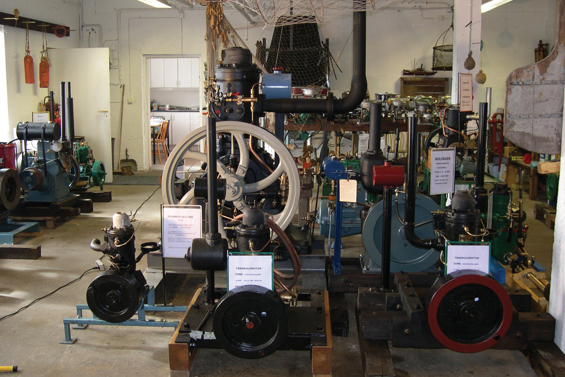 Upplevelser i Mjällomsviken - Mjällomsvikens motormuseum och vandrarhem